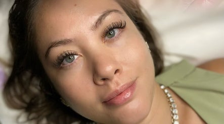 Primer plano de pestañas rizadas en MajoBrows Studio, Willemstad, Curaçao, CW.