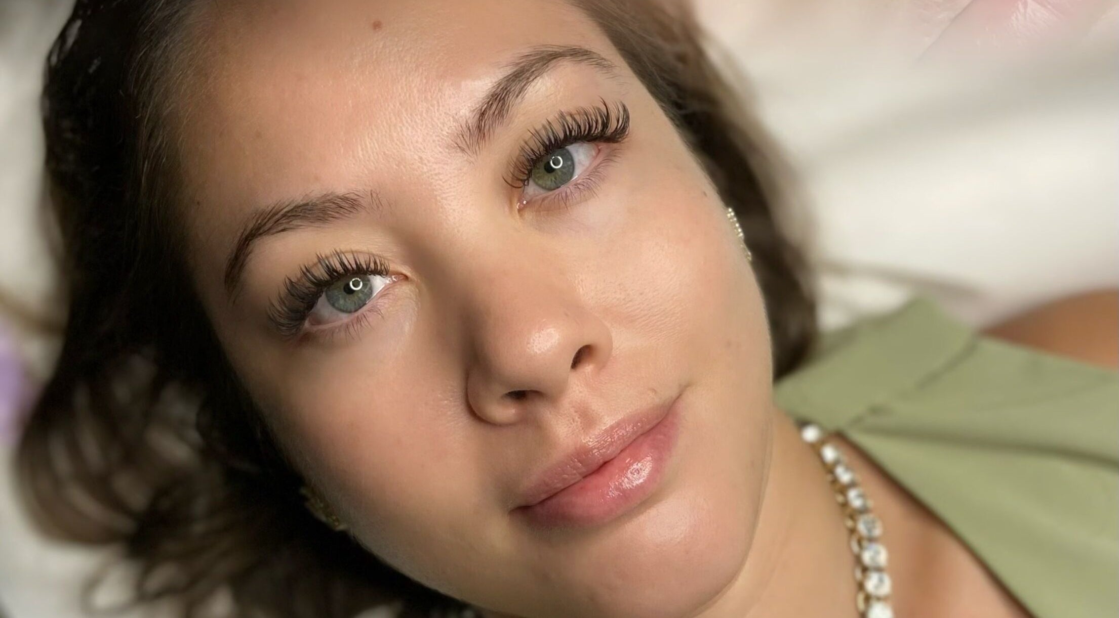 Primer plano de pestañas rizadas en MajoBrows Studio, Willemstad, Curaçao, CW.