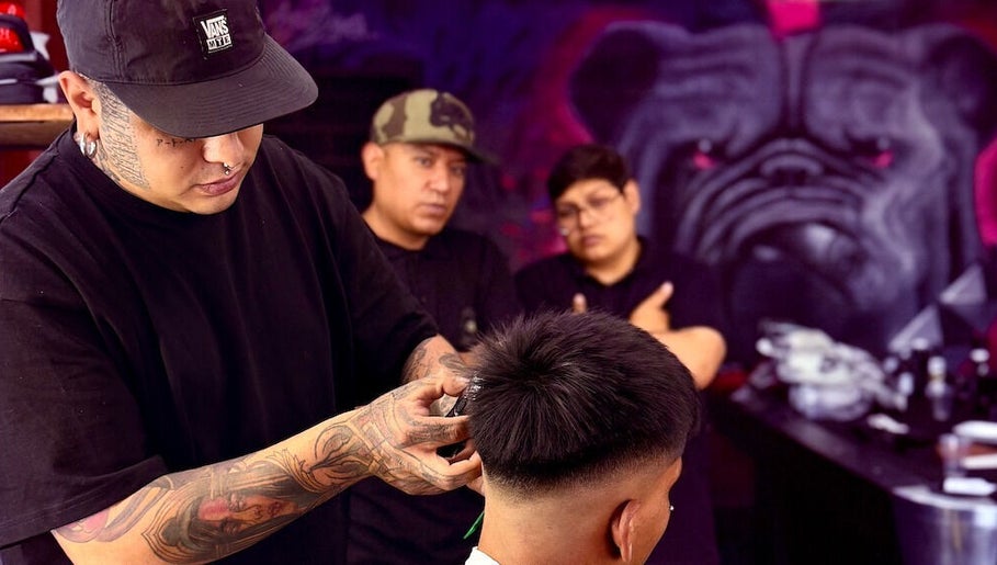Barbero estilando cabello en The Laikans Barber Shop Claustros, Cuautitlán Izcalli, Estado De México, MX.