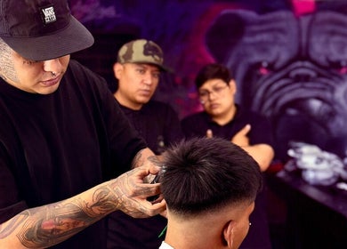 Barbero estilando cabello en The Laikans Barber Shop Claustros, Cuautitlán Izcalli, Estado De México, MX.