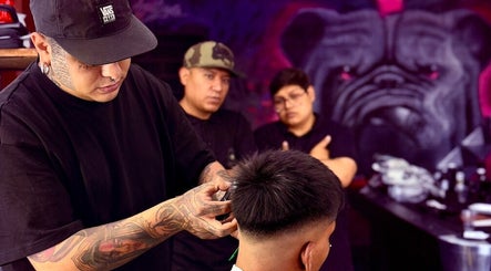 Barbero estilando cabello en The Laikans Barber Shop Claustros, Cuautitlán Izcalli, Estado De México, MX.