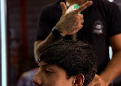 Barbero realiza corte de cabello en The Laikans Barber Shop Claustros, Cuautitlán Izcalli, Estado De México, MX.