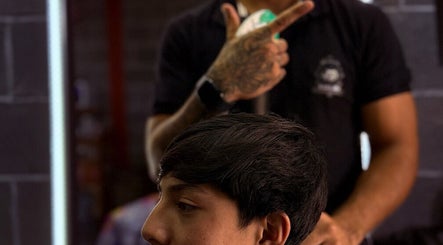 Barbero realiza corte de cabello en The Laikans Barber Shop Claustros, Cuautitlán Izcalli, Estado De México, MX.