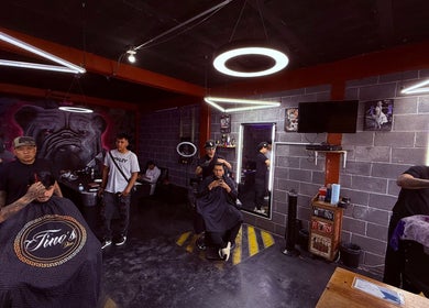 Interior de The Laikans Barber Shop Claustros en Cuautitlán Izcalli, Estado De México, MX con clientes siendo atendidos.