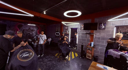 Interior de The Laikans Barber Shop Claustros en Cuautitlán Izcalli, Estado De México, MX con clientes siendo atendidos.