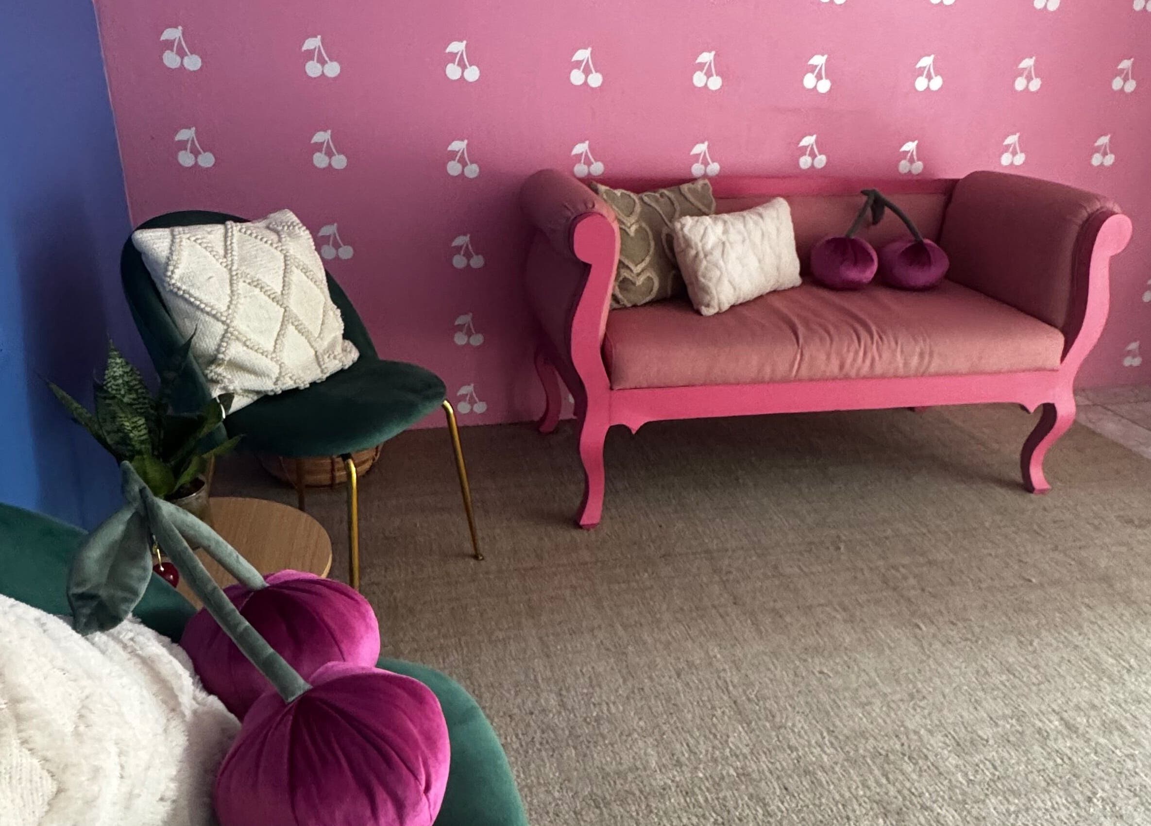 Área de descanso elegante en Cherry Spa & Skin Care, Alajuela, Alajuela Province, CR, con sofás rosados.