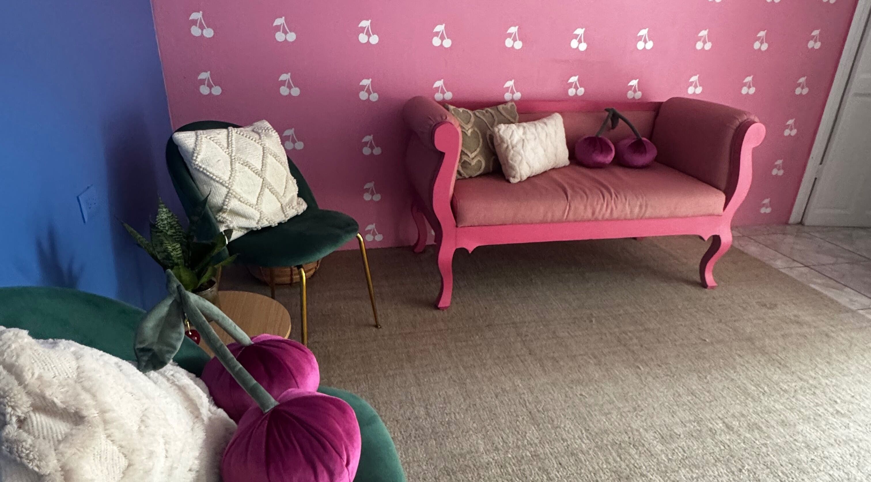 Área de descanso elegante en Cherry Spa & Skin Care, Alajuela, Alajuela Province, CR, con sofás rosados.