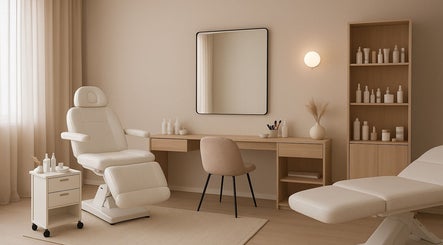 Interno moderno e rilassante del Make Up Azucena B a Bologna, IT con poltrone bianche e specchio.