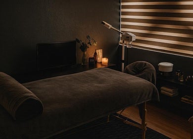 Sala de masaje acogedora en The Secret Massage For Men Ciudad Juárez, Juárez, Chihuahua, MX, con luz tenue y velas.