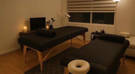 Sala de masajes en The Secret Massage For Men Ciudad Juarez, Juárez, Chihuahua, MX, con iluminación cálida y acogedora.