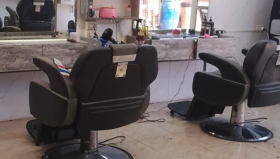 صالون تجميل في MEXICAN، إربد، محافظة إربد، JO، يعرض مقاعد تصفيف شعر حديثة.