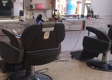 صالون تجميل في MEXICAN، إربد، محافظة إربد، JO، يعرض مقاعد تصفيف شعر حديثة.