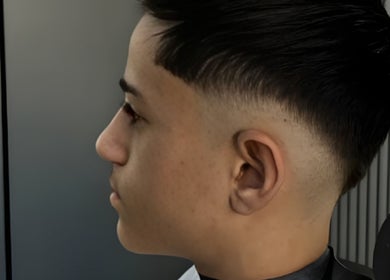 شاب بتسريحة شعر حديثة في صالون MEXICAN، إربد، محافظة إربد، المملكة الأردنية.