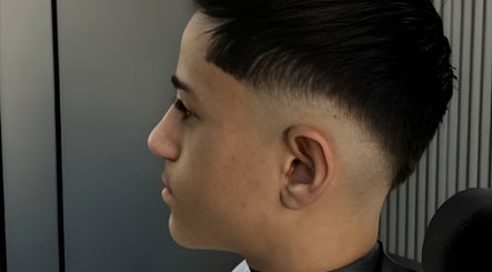 شاب بتسريحة شعر حديثة في صالون MEXICAN، إربد، محافظة إربد، المملكة الأردنية.