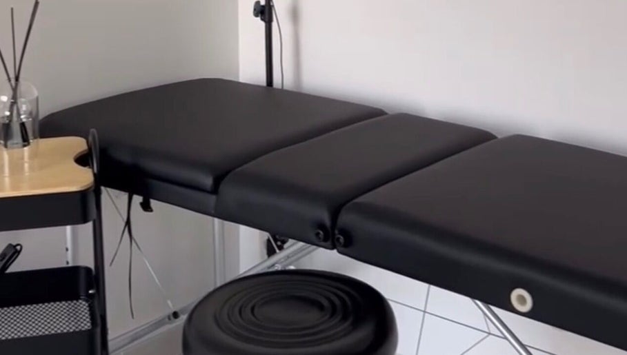 Table de massage moderne chez Beleza Institut, à Groslay, Île-de-France, FR pour détente optimale.