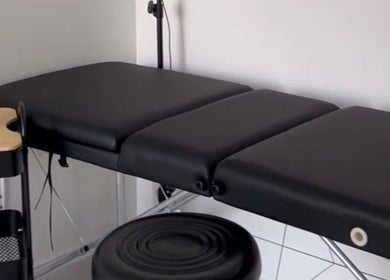 Table de massage moderne chez Beleza Institut, à Groslay, Île-de-France, FR pour détente optimale.