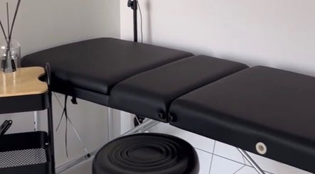 Table de massage moderne chez Beleza Institut, à Groslay, Île-de-France, FR pour détente optimale.