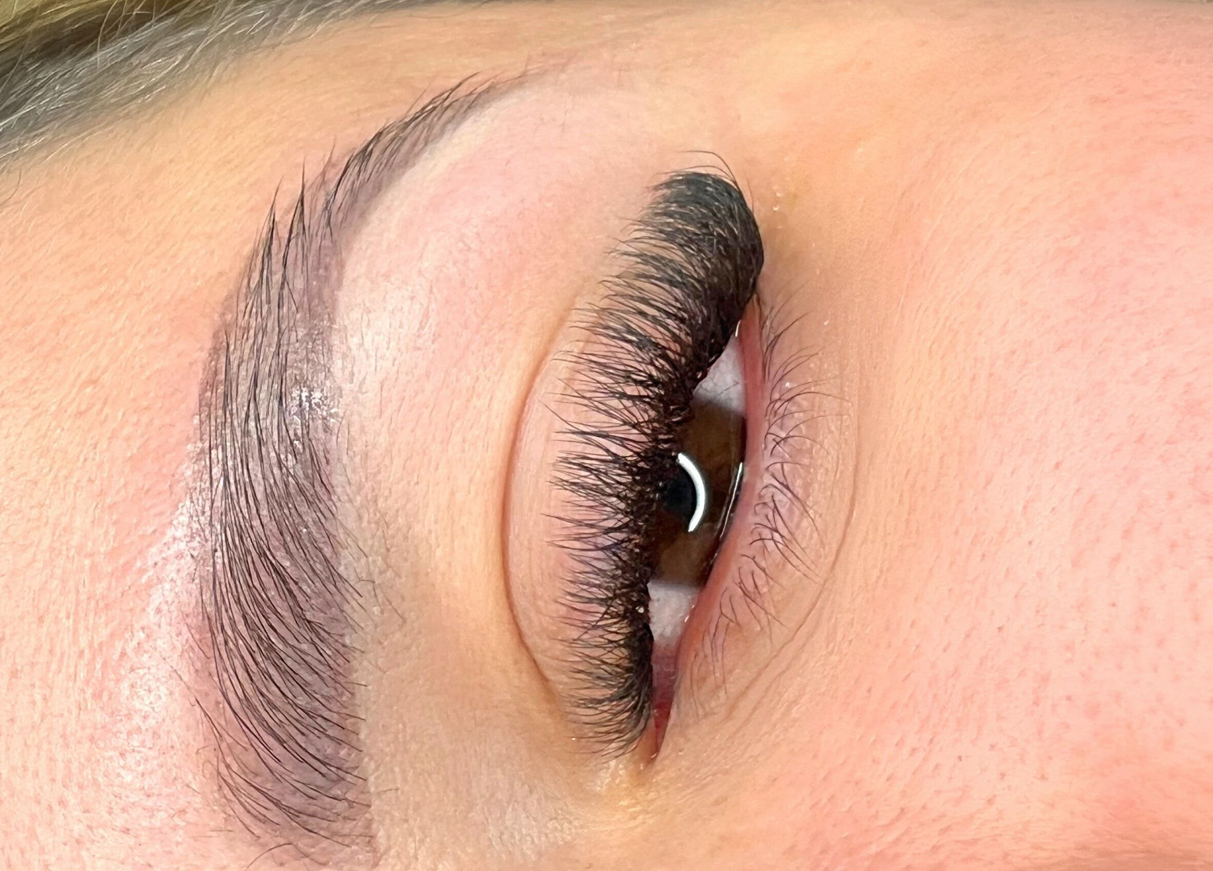 Extensões de cílios perfeitamente aplicadas no Ketlen lorrayne beauty, Bruxelas, BE.