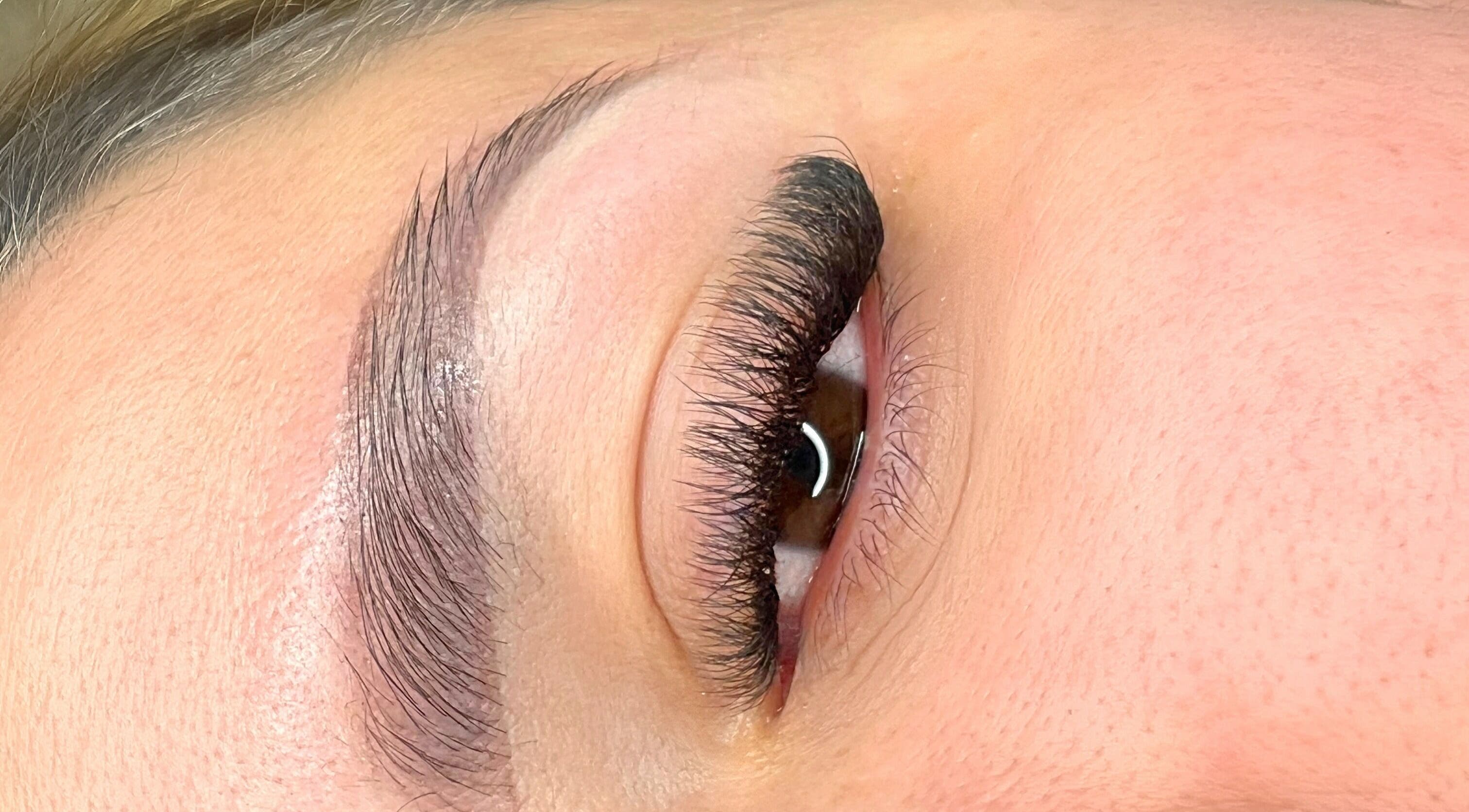 Extensões de cílios perfeitamente aplicadas no Ketlen lorrayne beauty, Bruxelas, BE.