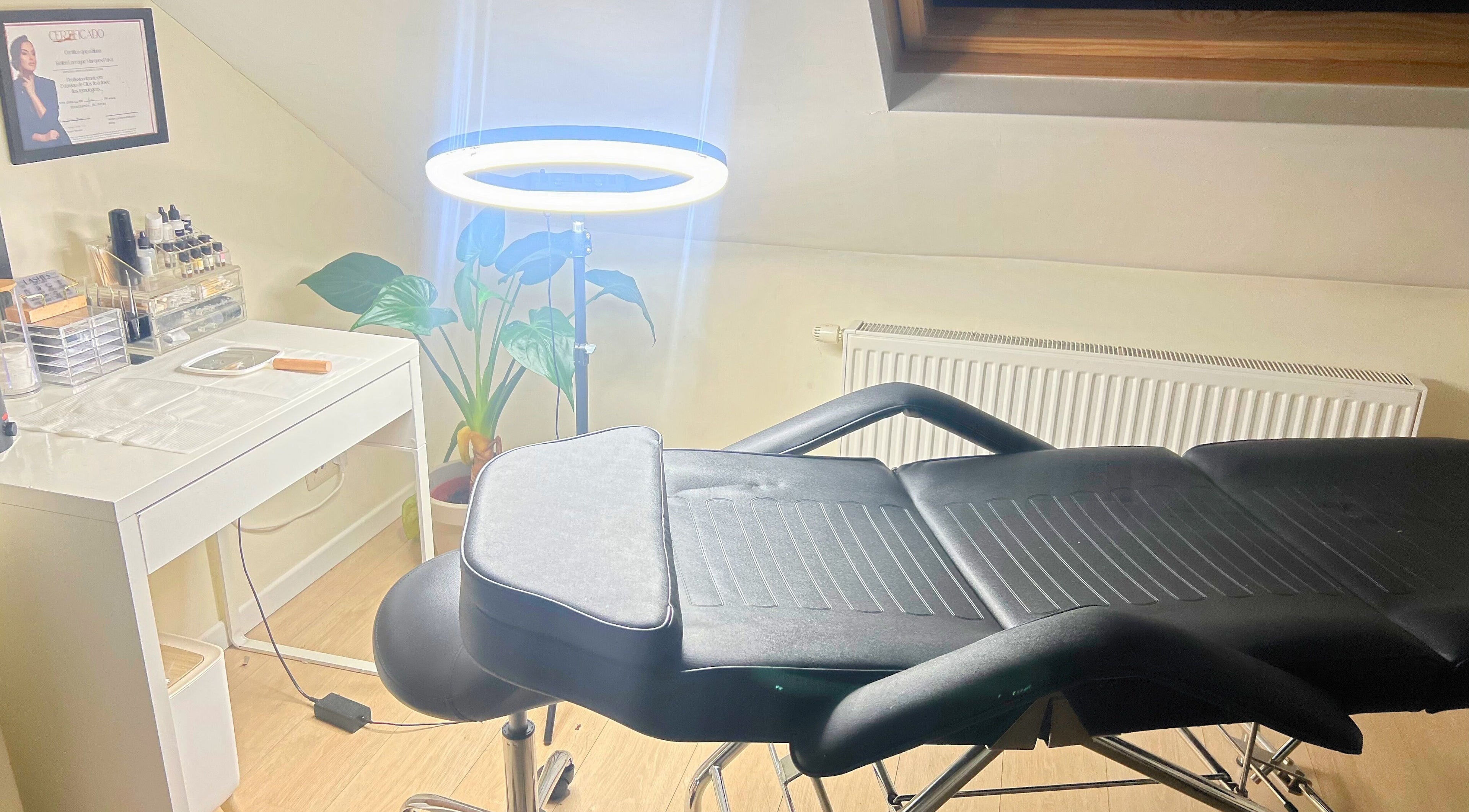 Estúdio de beleza em Ketlen Lorrayne Beauty, Bruxelas, com mesa de tratamento e iluminação profissional.