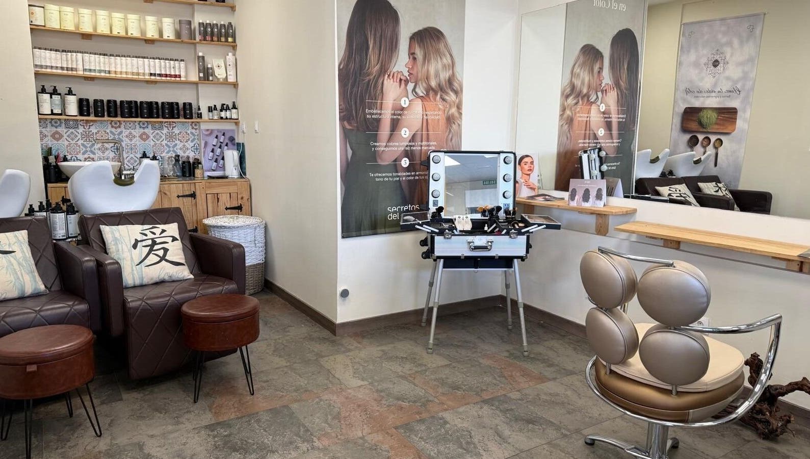 Modern salon interior at Centro Presume in Valdemoro, Comunidad De Madrid, ES featuring stylish chairs and products.