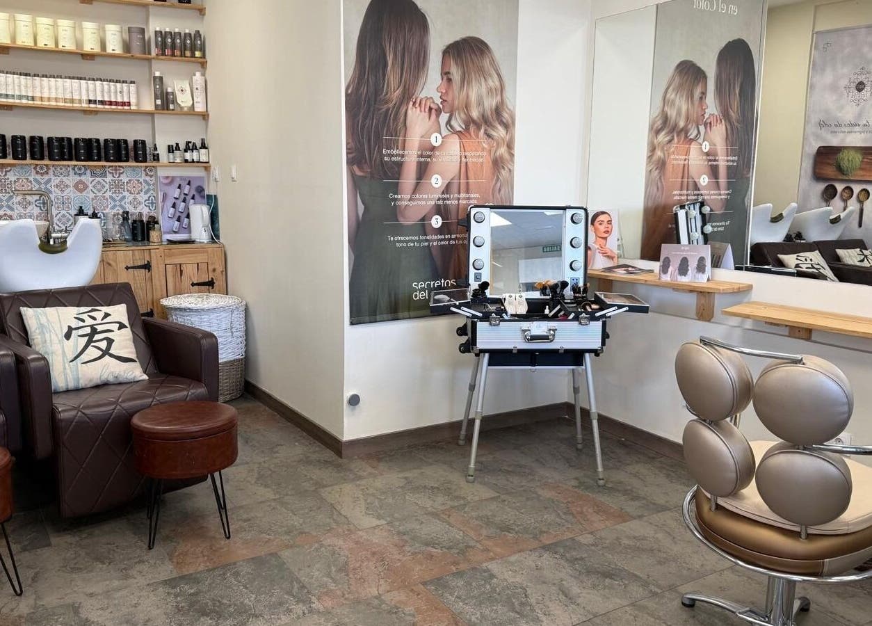 Modern salon interior at Centro Presume in Valdemoro, Comunidad De Madrid, ES featuring stylish chairs and products.