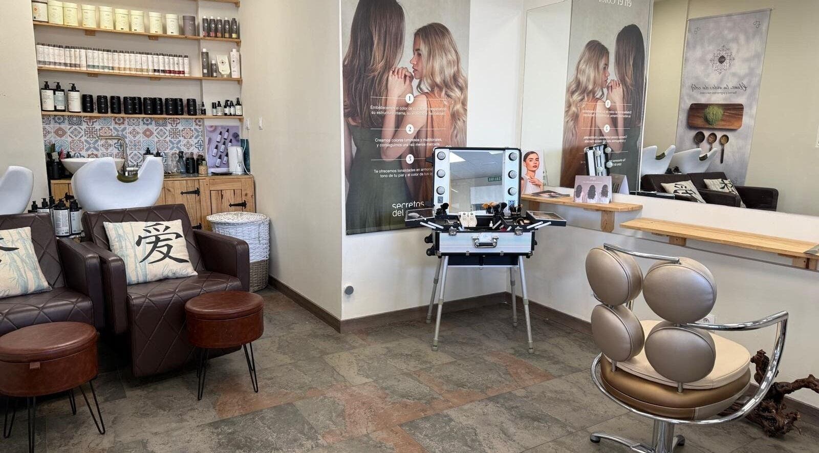 Modern salon interior at Centro Presume in Valdemoro, Comunidad De Madrid, ES featuring stylish chairs and products.