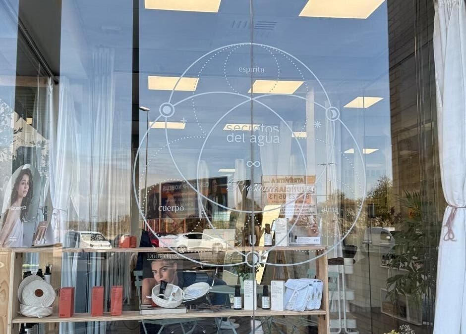 Window display at Centro Presume, Valdemoro, Comunidad De Madrid, ES showcasing beauty products.