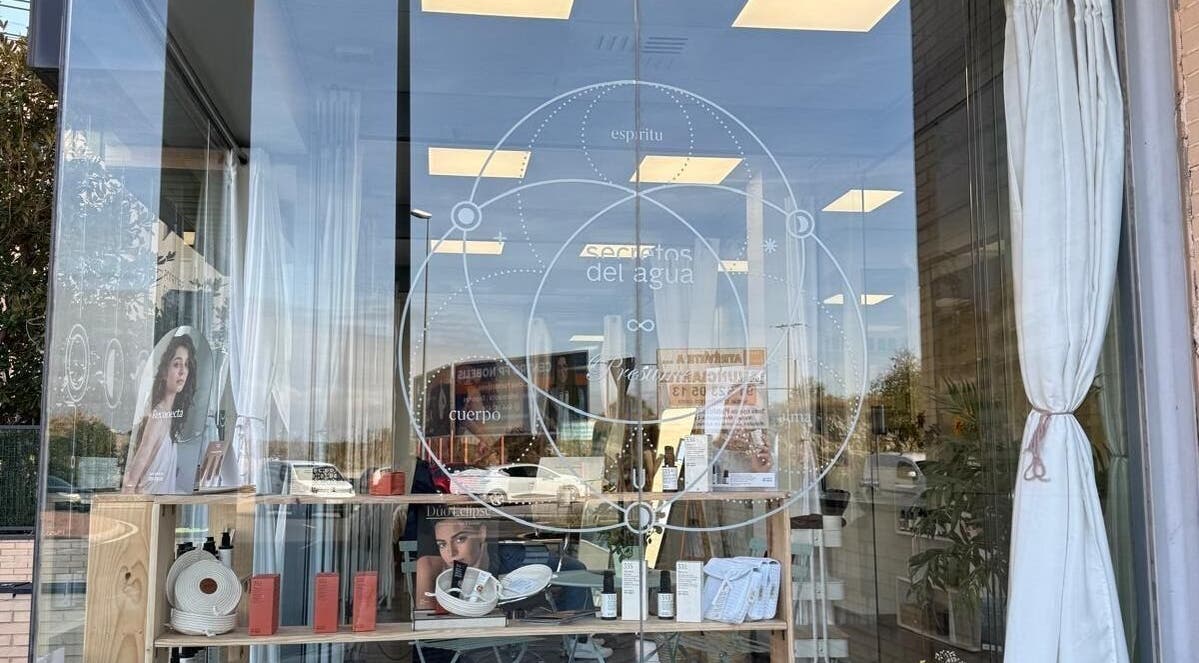 Window display at Centro Presume, Valdemoro, Comunidad De Madrid, ES showcasing beauty products.