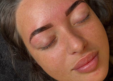 Expertly shaped eyebrows at CL BEAUTY LOUNGE in Newcastle upon Tyne, England, GB for ultimate beauty care.