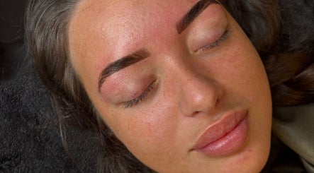 Expertly shaped eyebrows at CL BEAUTY LOUNGE in Newcastle upon Tyne, England, GB for ultimate beauty care.
