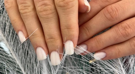 Элегантный нежный маникюр в Manicure & Pedicure Pašilaičiai, Вильнюс, Вильнюсский уезд, LT.