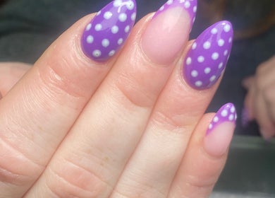 Paarse nagels met witte stippen bij Beauty nails, Emmen, Drenthe, NL.