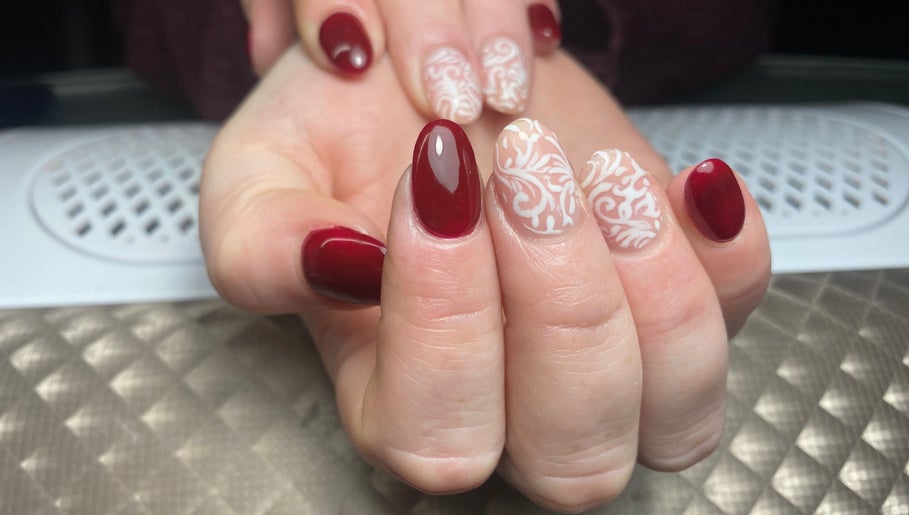 Gedetailleerd rood-wit nagelontwerp bij Beauty Nails, Emmen, Drenthe, NL.