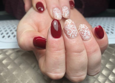 Gedetailleerd rood-wit nagelontwerp bij Beauty Nails, Emmen, Drenthe, NL.