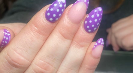 Paarse nagels met stippen bij Beauty Nails, Emmen, Drenthe, NL.