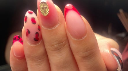 Stijlvolle nagels met uniek ontwerp bij Beauty Nails in Emmen, Drenthe, NL.