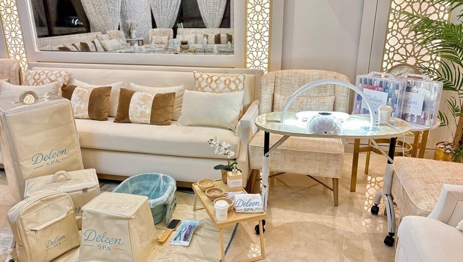 منطقة استرخاء في دليين سبا، الرياض، تبرز الراحة والفخامة مع تجهيزات العناية بالجمال.