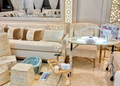 منطقة استرخاء في دليين سبا، الرياض، تبرز الراحة والفخامة مع تجهيزات العناية بالجمال.