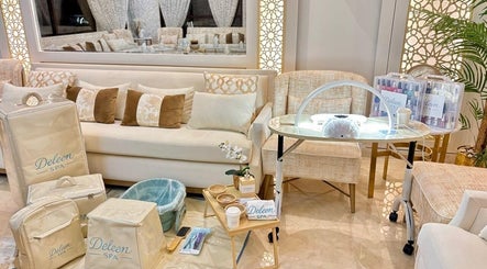 منطقة استرخاء في دليين سبا، الرياض، تبرز الراحة والفخامة مع تجهيزات العناية بالجمال.