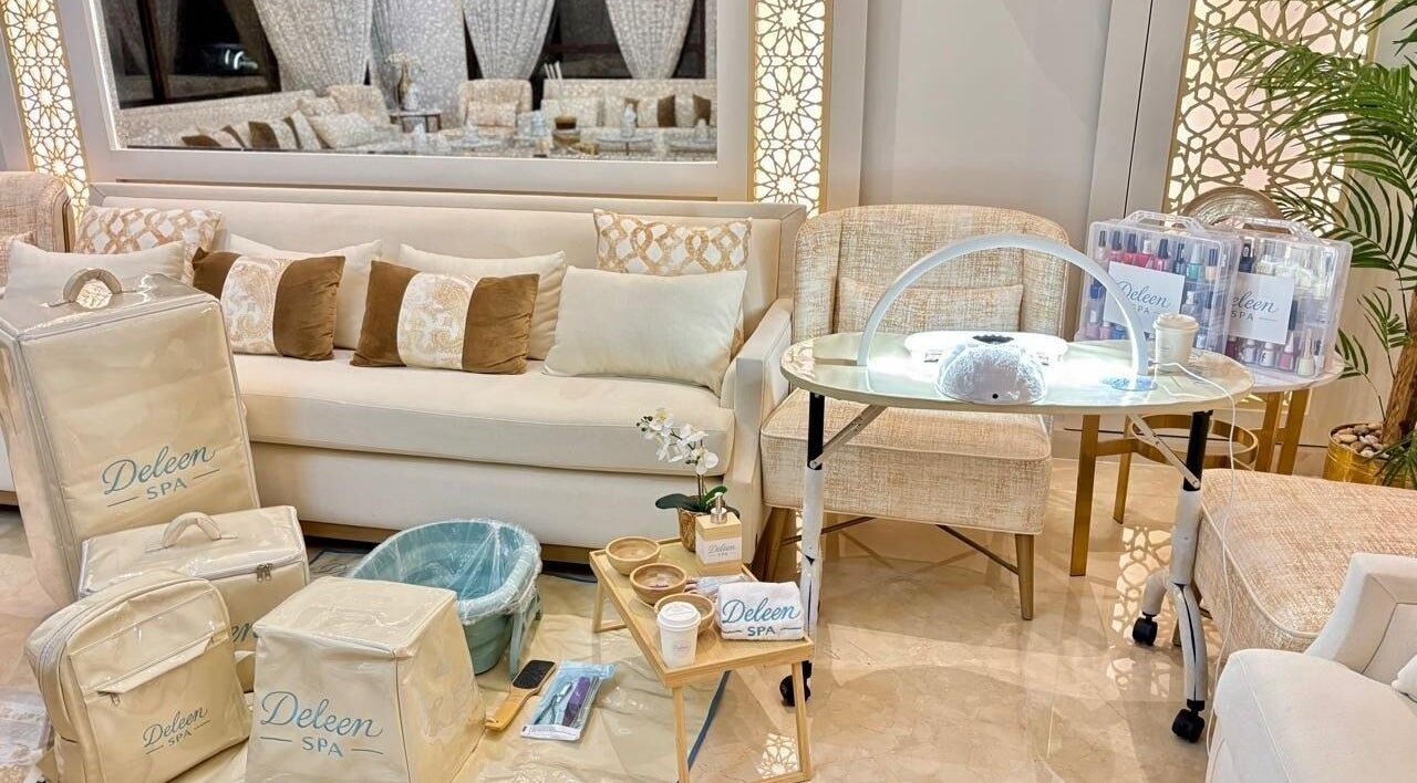 منطقة استرخاء في دليين سبا، الرياض، تبرز الراحة والفخامة مع تجهيزات العناية بالجمال.