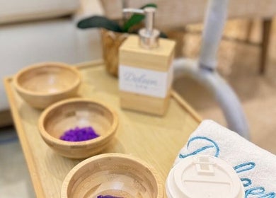 مستلزمات ديليين سبا في الرياض، الرياض، SA تظهر مع فوط وأعشاب.