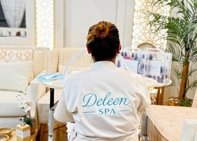 جلسة سيدة في سبا ديليين بالرياض، الرياض، تتمتع بجو هادئ ومريح مع خلفية ديكورات أنيقة.