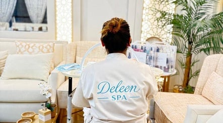 جلسة سيدة في سبا ديليين بالرياض، الرياض، تتمتع بجو هادئ ومريح مع خلفية ديكورات أنيقة.