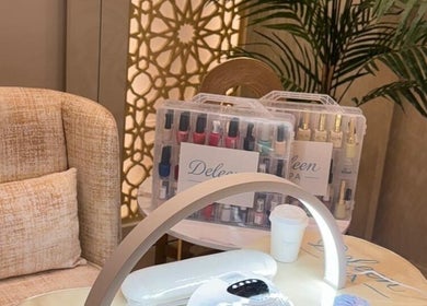 طاولة العناية بالأظافر في دالين سبا بالرياض، الرياض، SA، مع مقاعد مريحة ومجموعة مستحضرات تجميل.