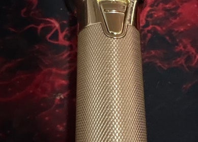 Máquina de afeitar dorada en DEIVID BBR, Picassent, Comunidad Valenciana, ES.