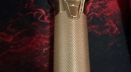 Máquina de afeitar dorada en DEIVID BBR, Picassent, Comunidad Valenciana, ES.