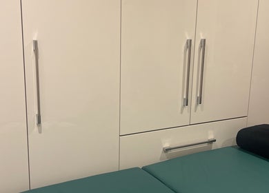 Массажный стол в салоне Dora lash, Чигвелл, Англия, GB, для комфортных сеансов.