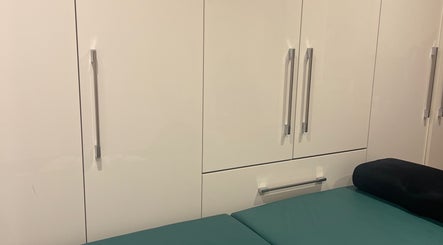 Массажный стол в салоне Dora lash, Чигвелл, Англия, GB, для комфортных сеансов.