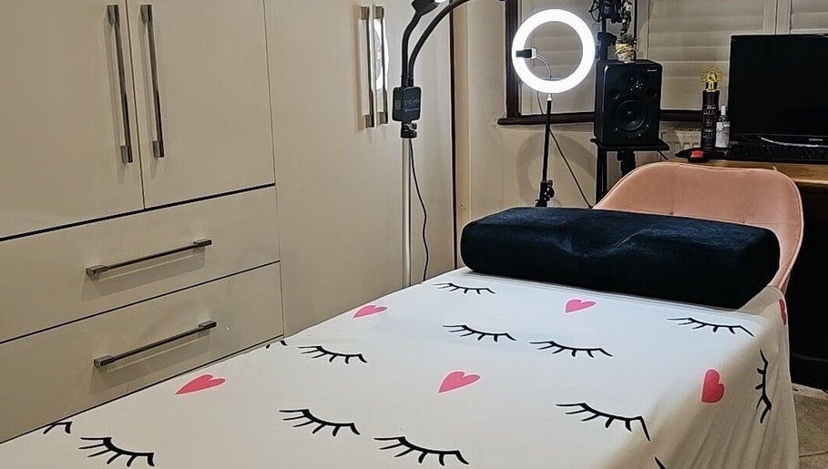 Лаш-студия в Dora Lash, Чигуэлл, Англия, с розовым креслом и декором в форме ресниц.